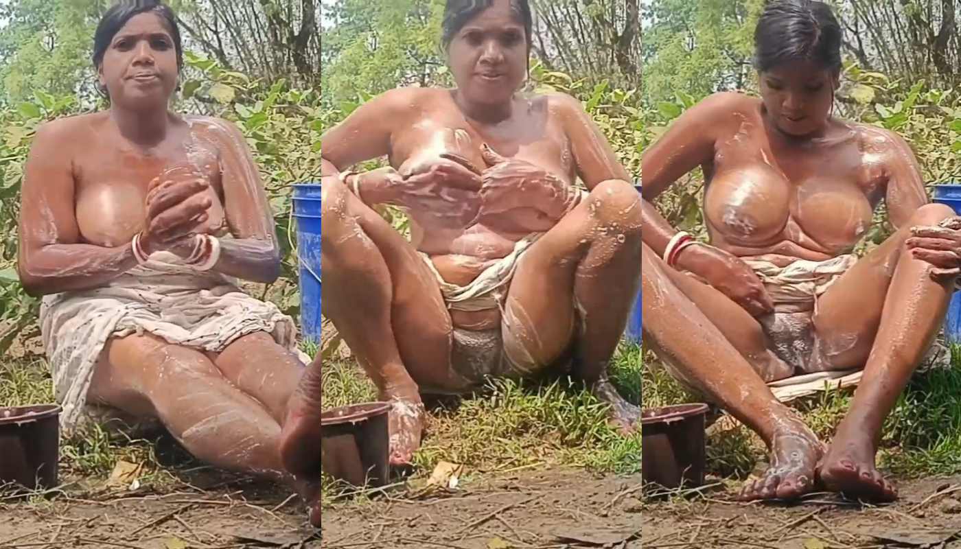 Village Aunty Outdoor Bathing Masturbating