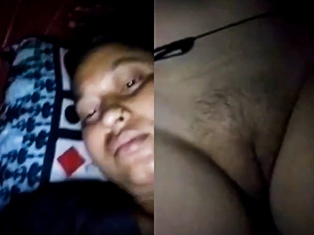 Desi Bhabhi Showing Big Boobs